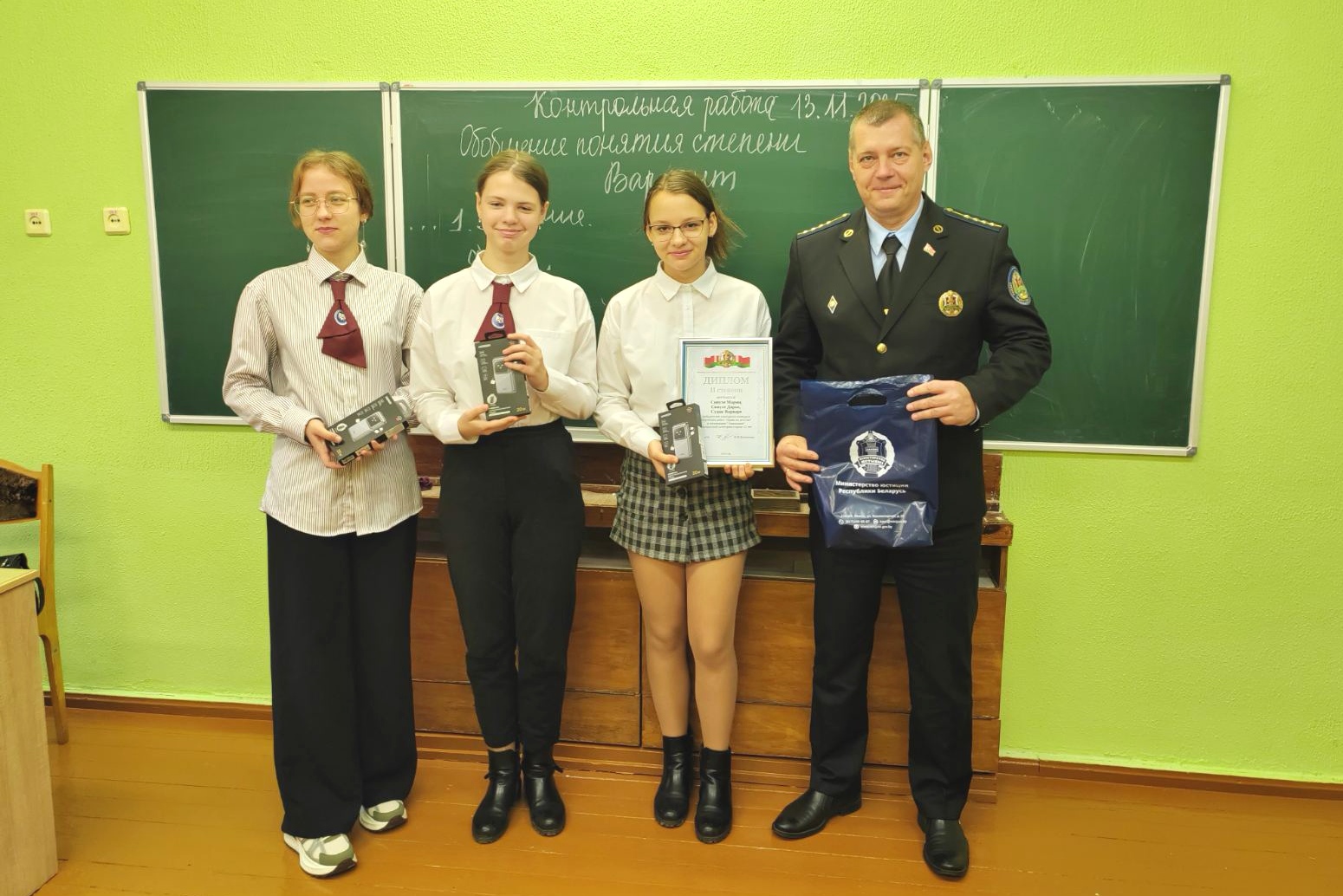 Искусство, которое меняет мир: школьницы из Калинковичского района завоевали сердца жюри конкурса “Право на детство”