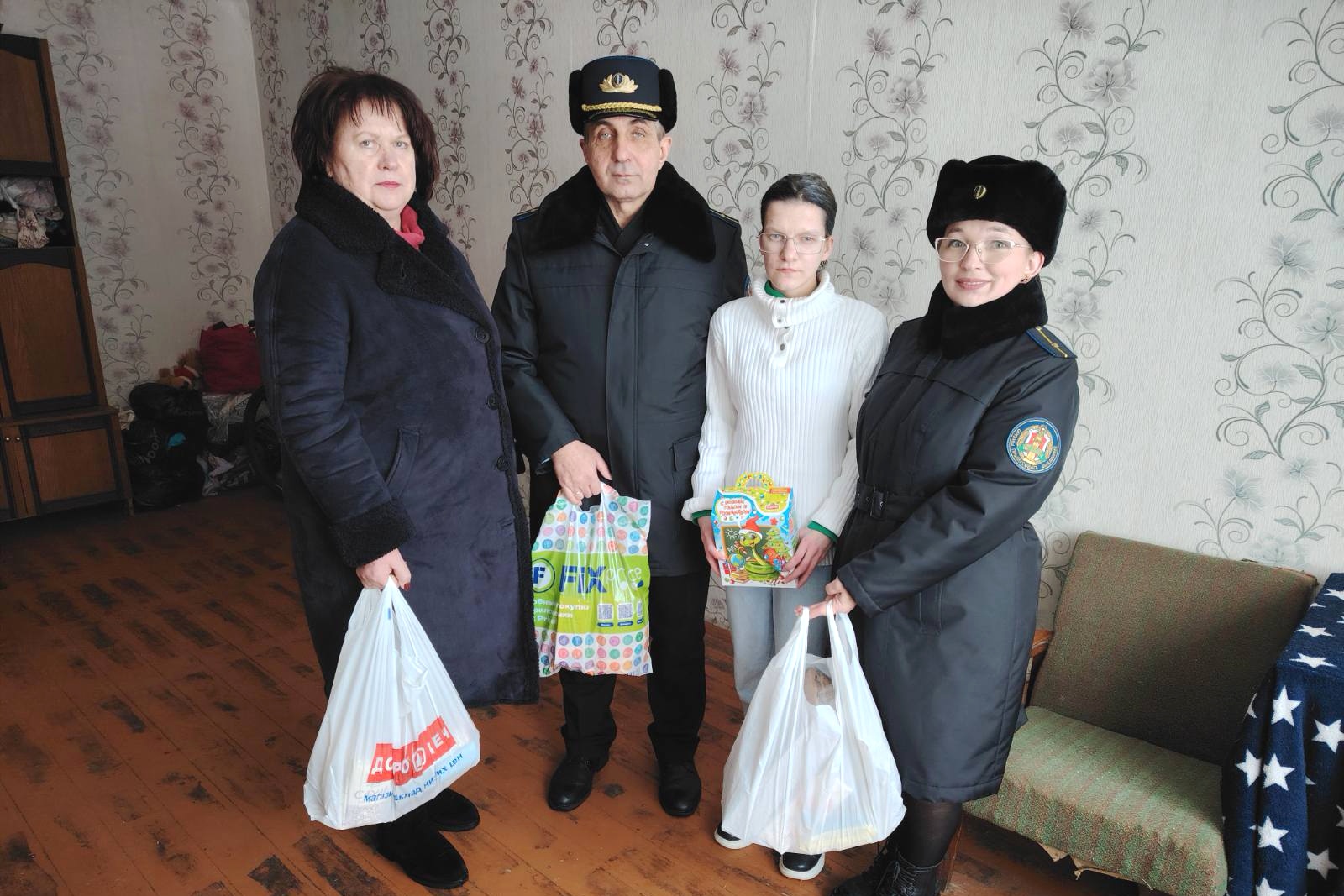 В Хойниках судебные исполнители навестили девушку с непростой судьбой Дарью Логвинец