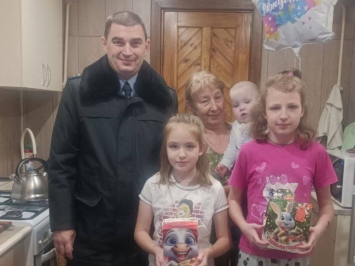 В Гомеле судебные исполнители выступили в роли новогодних волшебников