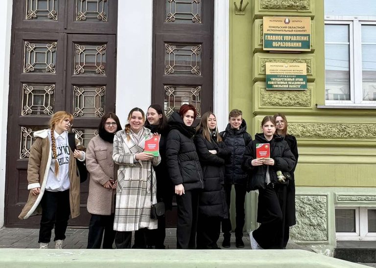 В День Конституции сотрудники госархива провели тематический урок