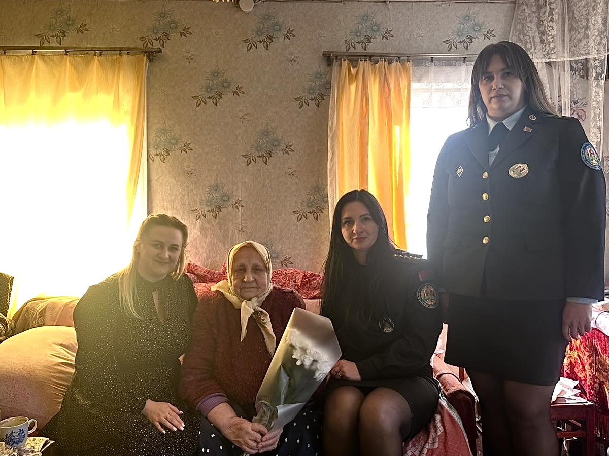 Судебные исполнители поздравили с Днём пожилых людей  90-летнюю жительницу деревни Марковичи