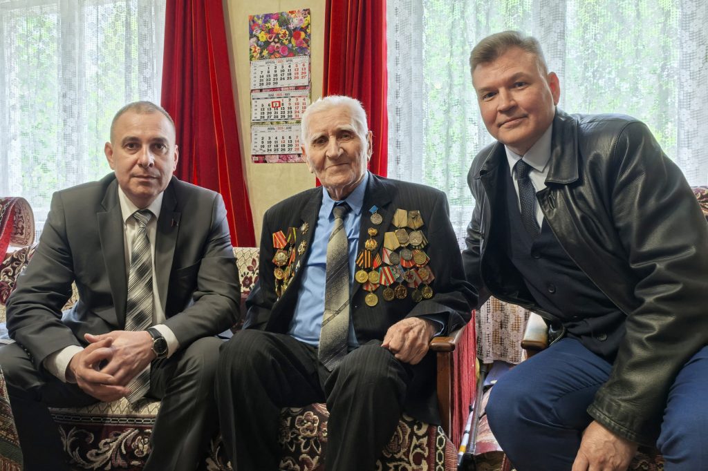 Поздравления с 80-летием Великой Победы принимал ветеран Иван Александрович Пасюга