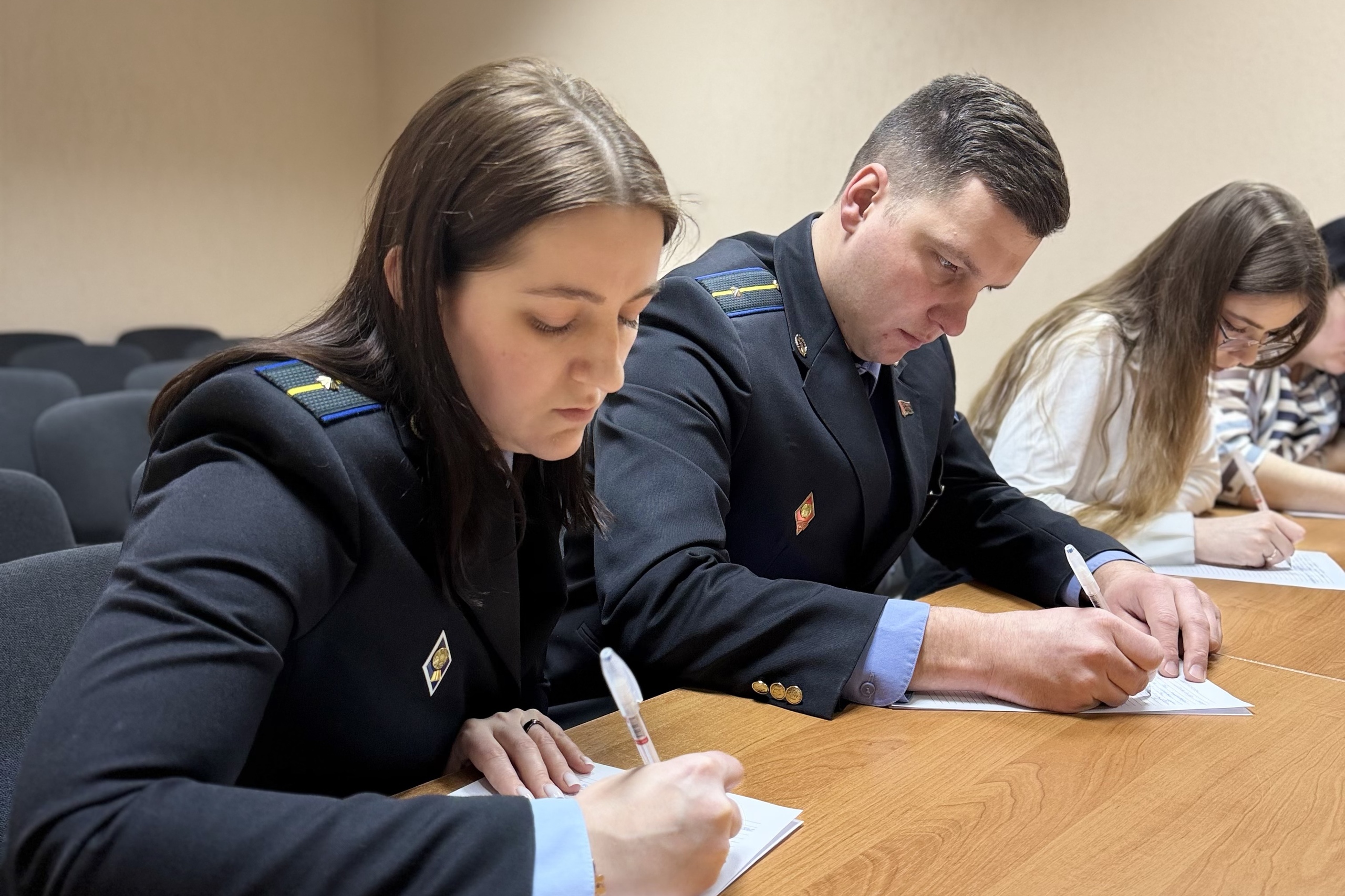 Судовыя выканаўцы напісалі рэспубліканскую дыктоўку па беларускай мове