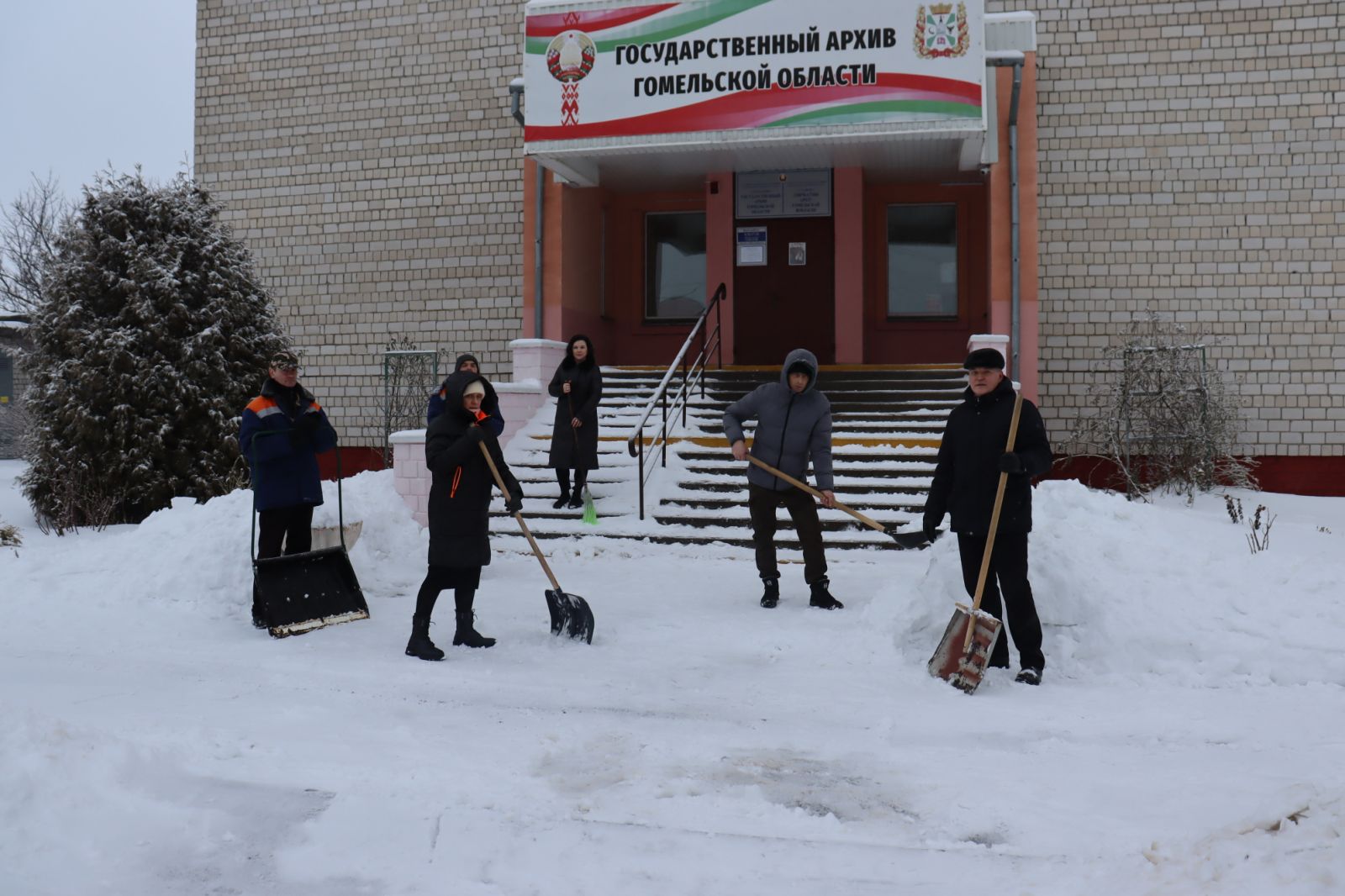 Сотрудники областного госархива вышли на борьбу со снегом