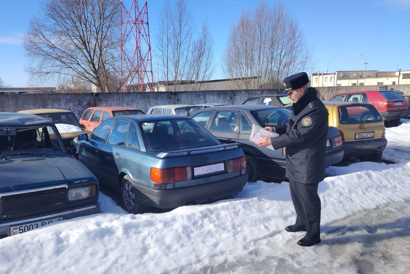 Отец двоих детей из Хойник лишился автомобиля за долг по алиментам