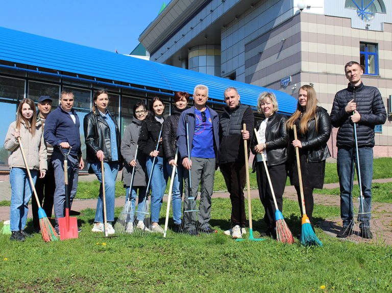 Коллектив главного управления юстиции принимает участие в республиканском субботнике