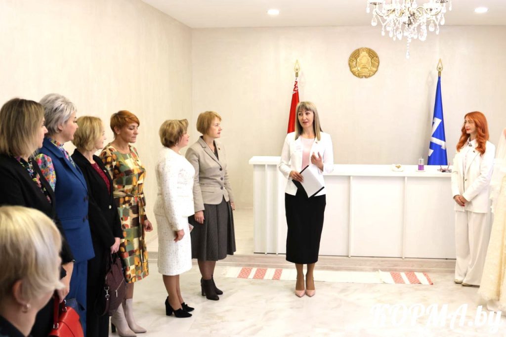 Участники областного семинара председателей Совета депутатов посетили отдел загса Кормянского района