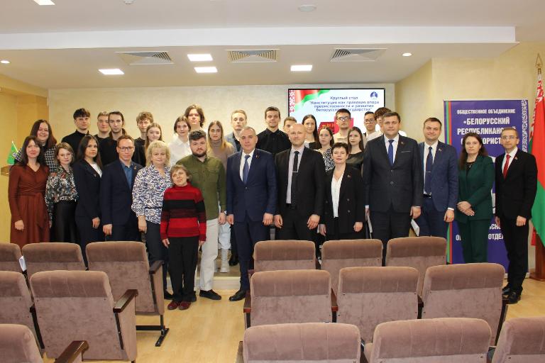 Преемственность и развитие государства: в главном управлении юстиции обсудили роль Конституции в жизни общества