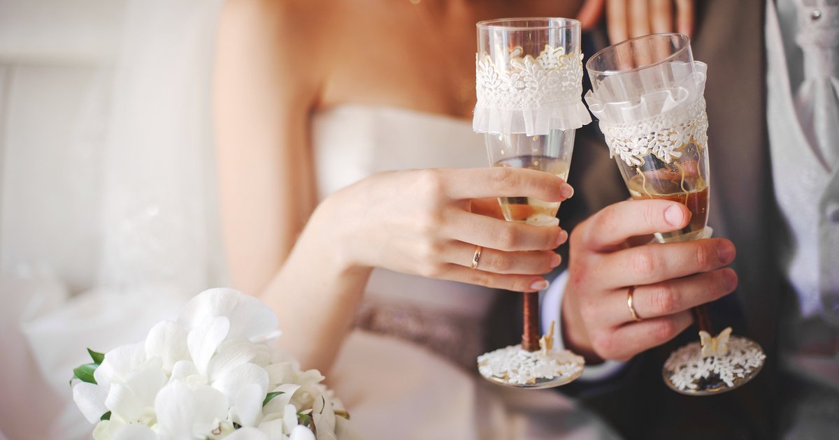 Можно ли пить шампанское в загсе после регистрации брака?  Можно ли пить шампанское в загсе после регистрации брака?