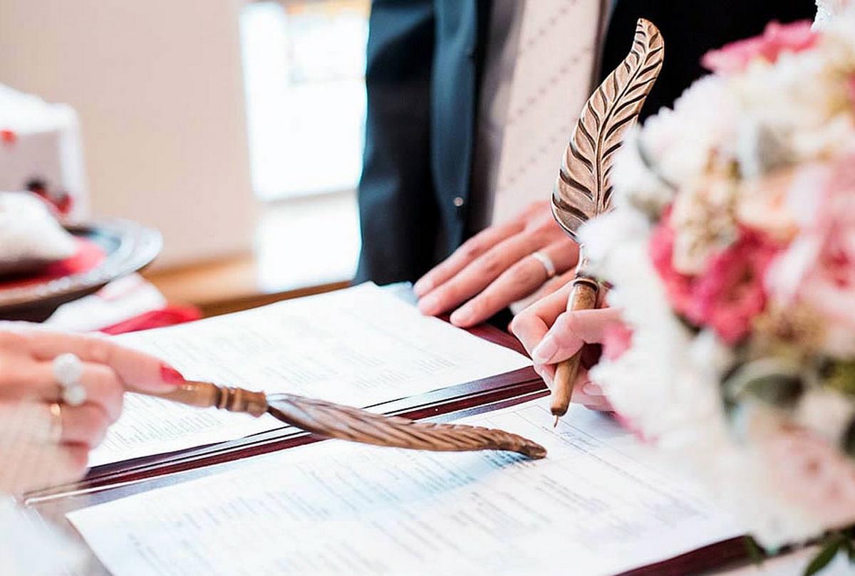 Можно ли заменить традиционную речь сотрудника загса на собственную, составленную молодоженами? Можно ли заменить традиционную речь сотрудника загса на собственную, составленную молодоженами?