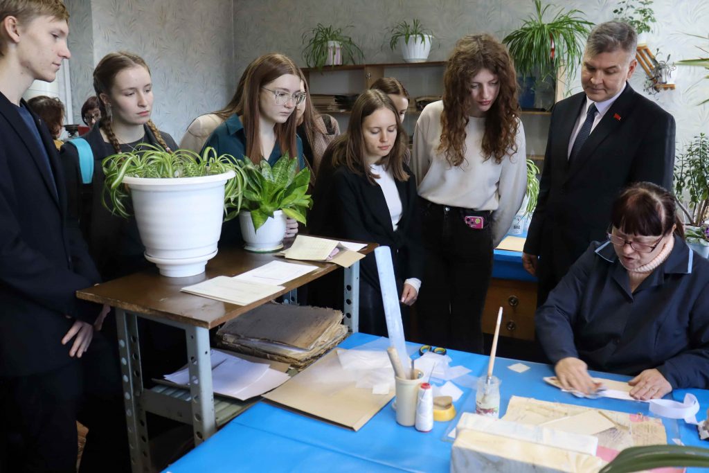 Гомельские школьники посетили областной государственный архив