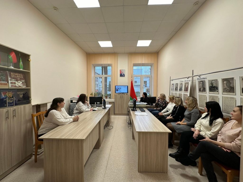 О достижениях страны: в госархиве общественных объединений провели информчас