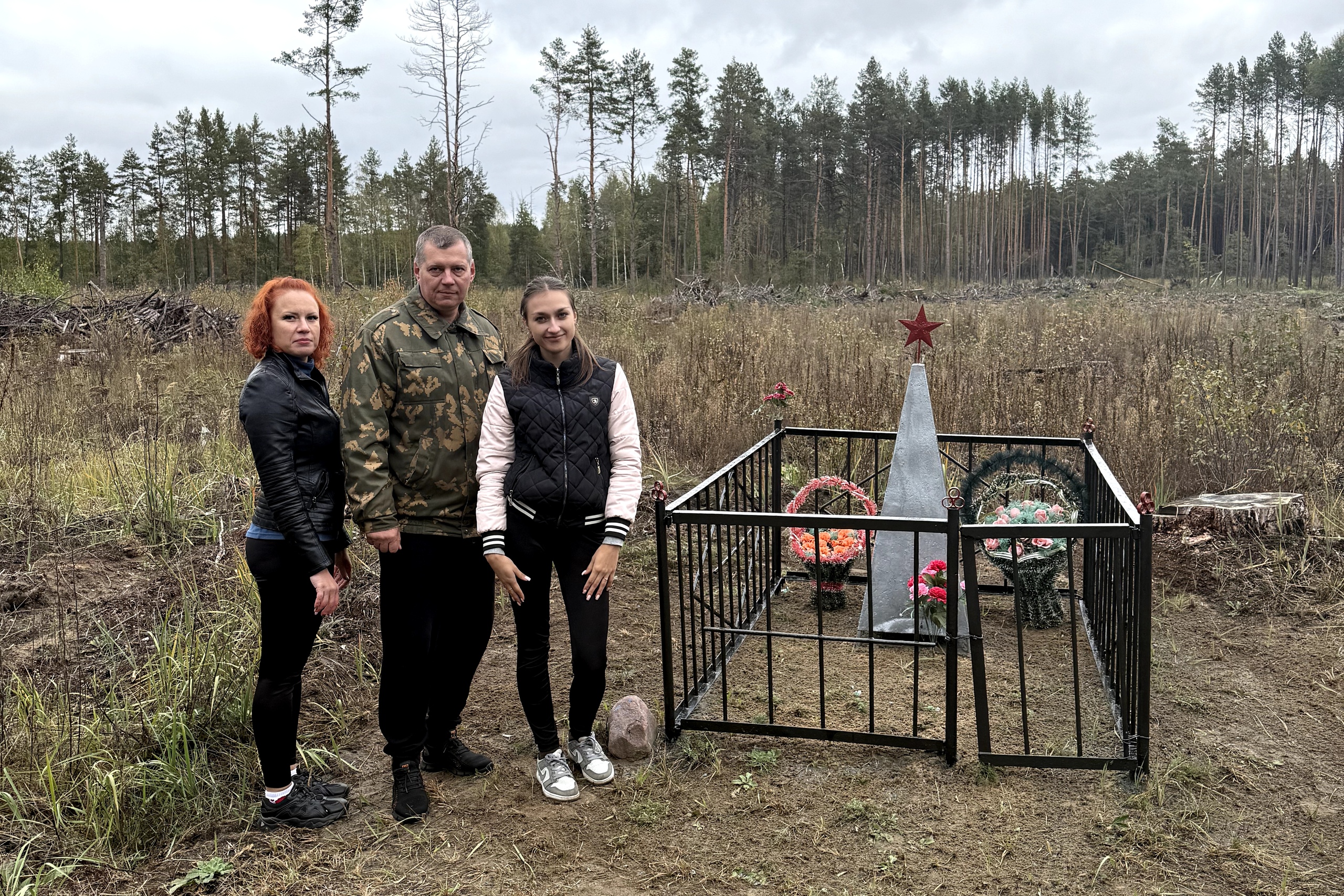 Судебные исполнители из Калинковичей благоустроили могилу неизвестного солдата Судебные исполнители из Калинковичей благоустроили могилу неизвестного солдата