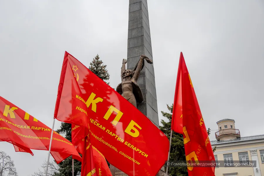 В Гомеле возложили цветы к памятнику героям-комсомольцам В Гомеле возложили цветы к памятнику героям-комсомольцам